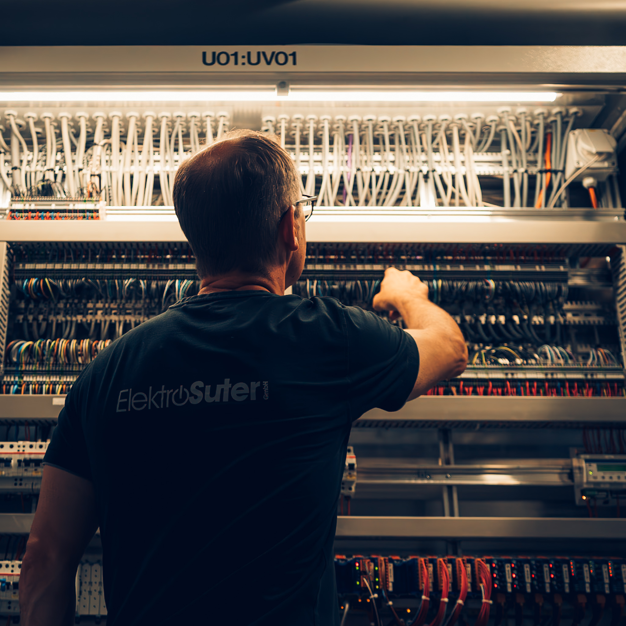 Elektro Suter Mitarbeiter bei der Installation