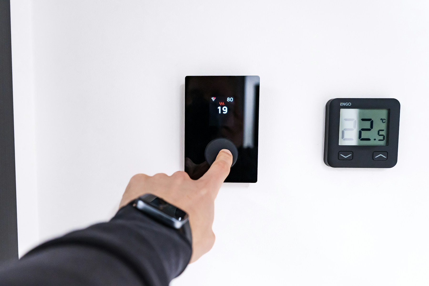 Modernes Smart-Home-Bedienelement an der Wand